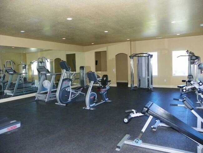 Building Photo - 3 Bd 3.5 Bath 2 Car Garage Townhome in Sandy
