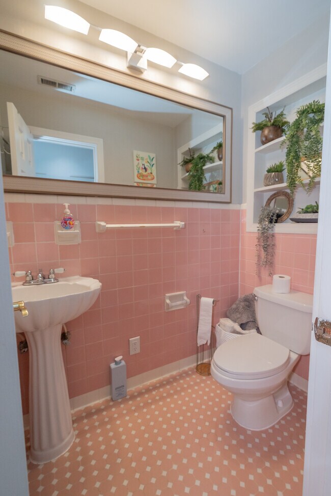 Building Photo - 944 Lakeview Dr