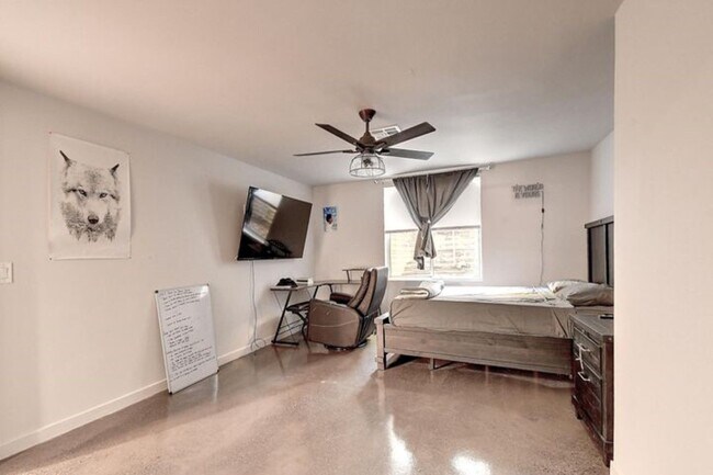 Building Photo - 5623 E Claire Dr