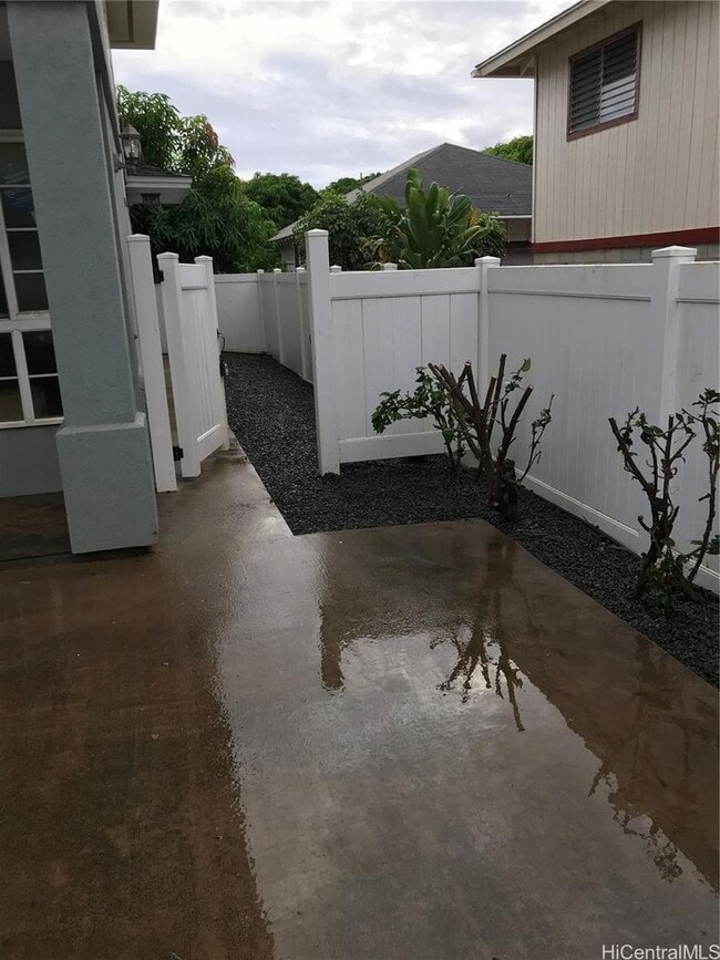 Building Photo - 2 bedroom, 1 bath in Kaimuki!