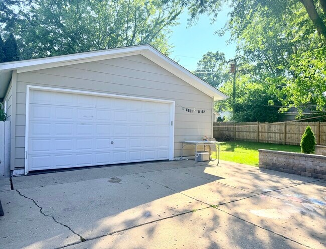 Building Photo - 419 Singapore Ln