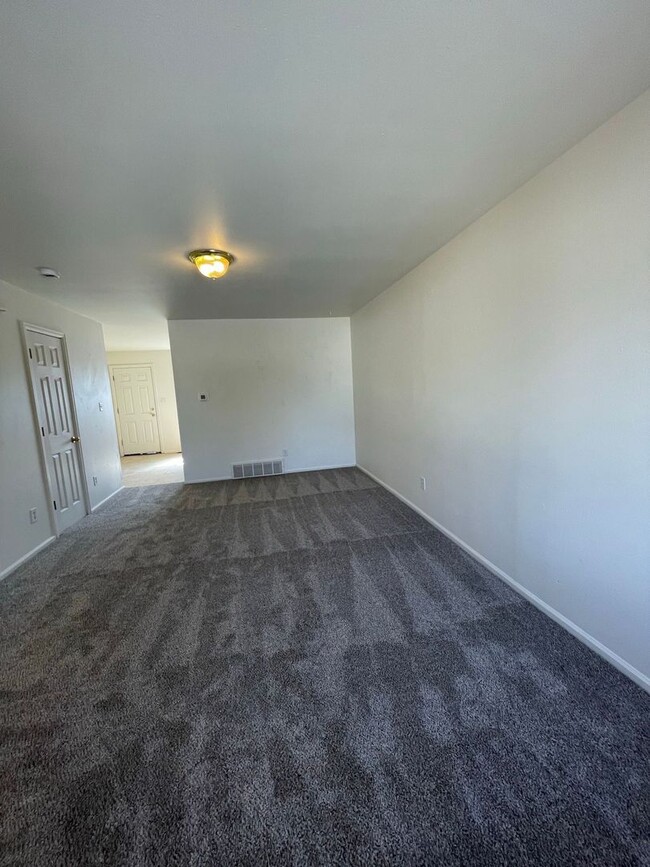 Building Photo - Charming 2 bedroom 1.5 bath in the heart o...