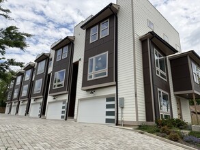 Building Photo - Unit D