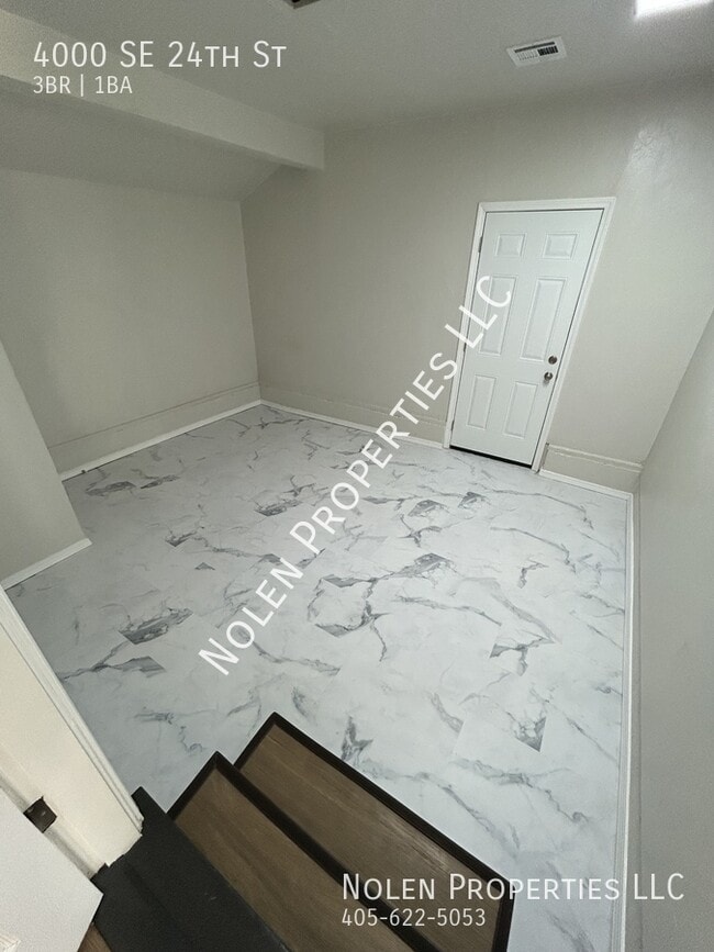 Building Photo - 4000 SE 24th St