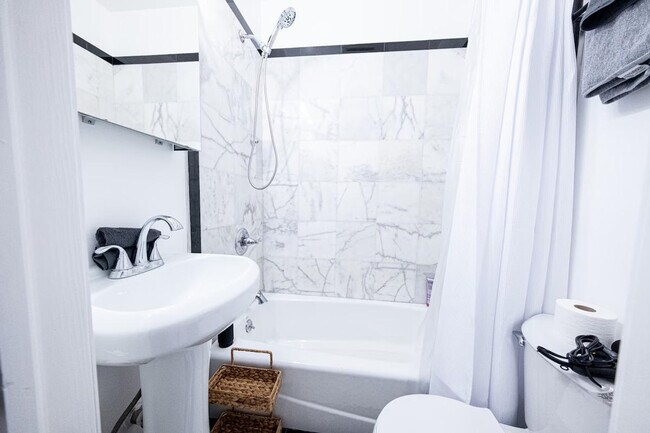 Building Photo - 302 E 104th St