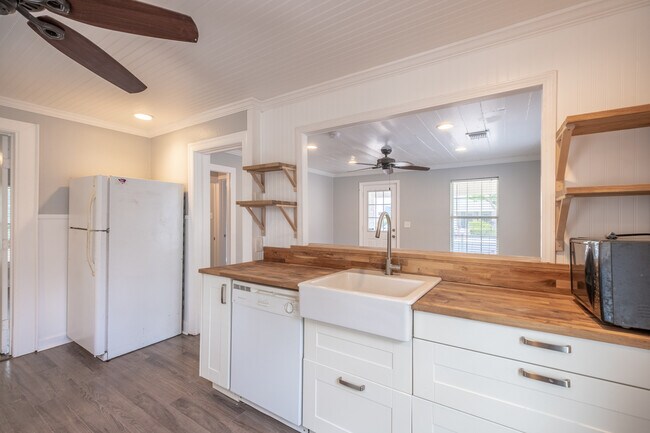 Building Photo - Charming East Austin 2BR w/ Character & Walkable Location