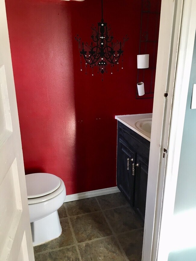 Building Photo - 3 bedroom / 1.5 bath w/Central Air, Basement and Detached 2 Car Garage