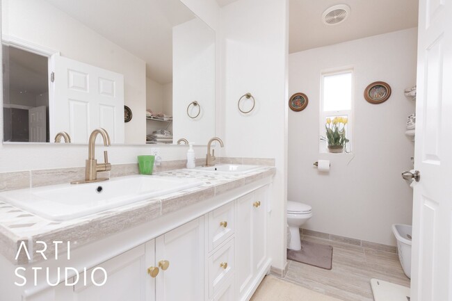 Building Photo - Fully furnished 2-bedroom 2-bathroom
