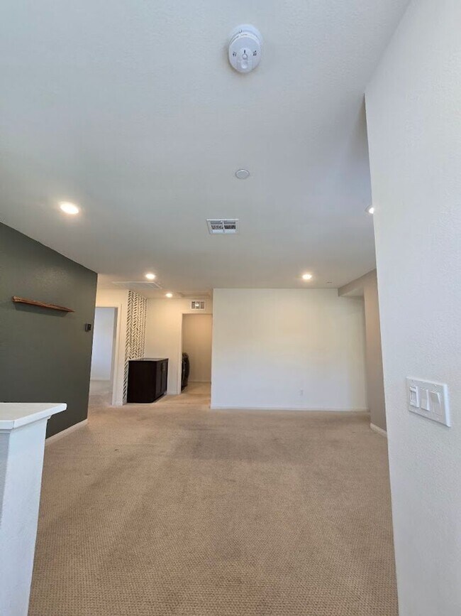 Building Photo - 3-Bedroom Home in Gated Community with Mod...