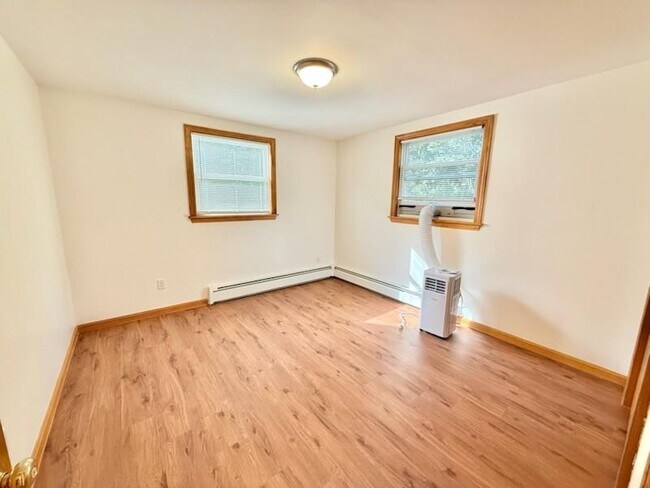 Building Photo - 480 Oliphant Ln