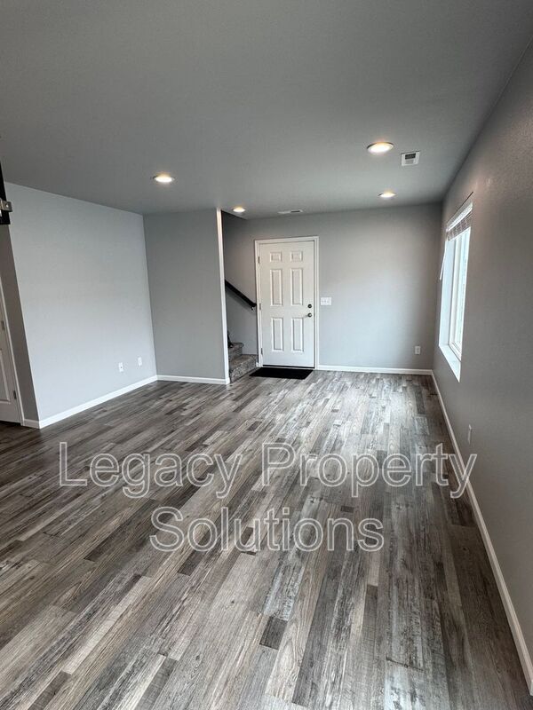 Building Photo - 719 Hillcrest Dr SE