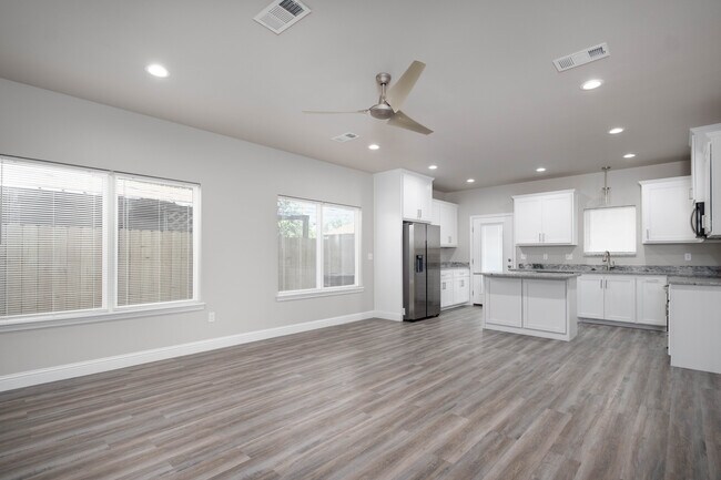 Building Photo - 1711 2nd Ave