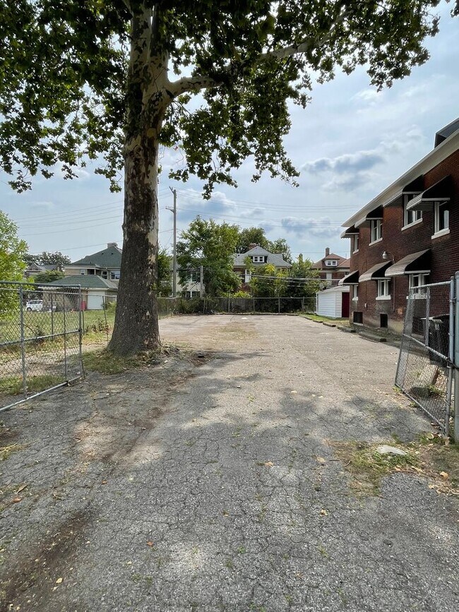 Building Photo - 1427 Calvert Ave