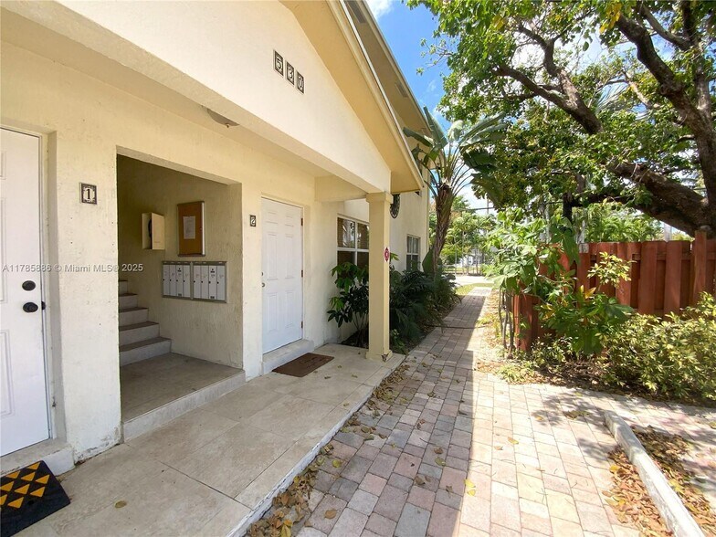 Building Photo - 530 NE 15th Ct