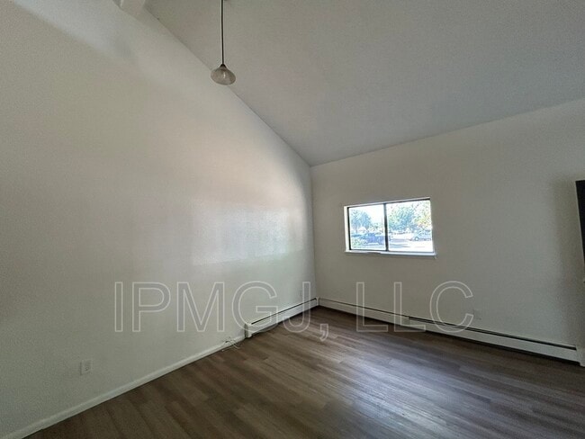 Building Photo - 560 N Sparn St