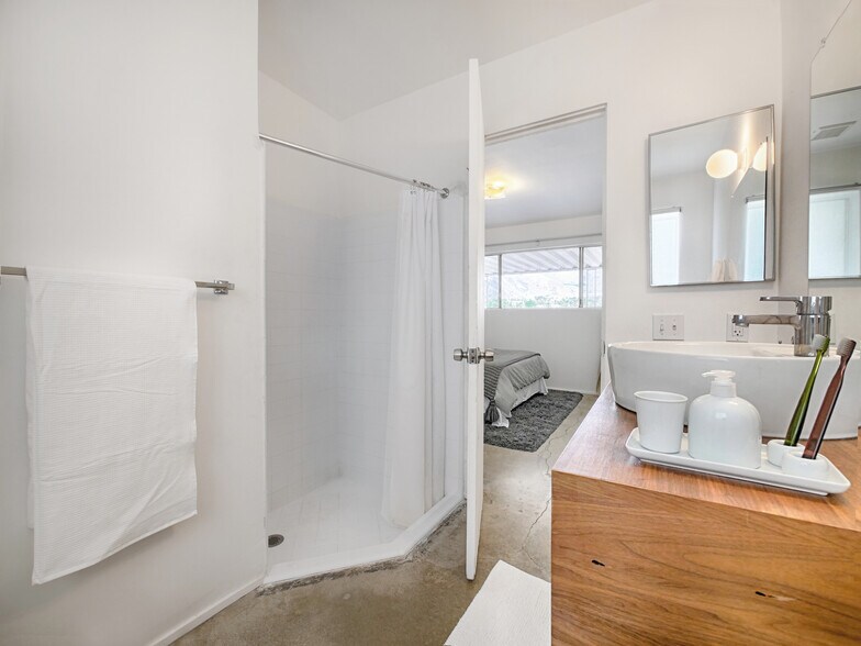 Building Photo - 277 East Racquet Club Road