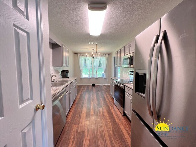 Building Photo - Spacious 3-Bedroom Home with Solar Panels & Lawn Maintenance Included in South Crestview