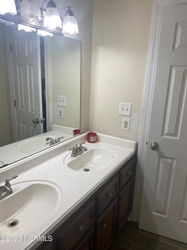 Building Photo - 6433 Country Club Dr