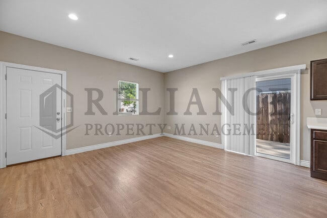 Building Photo - 5507 S Victoria St