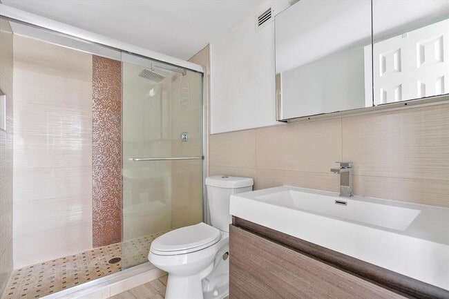 Building Photo - South Ocean Drive, Hallandale Beach, FL 33...