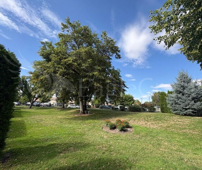 Building Photo - *2nd Month Rent Free* 3 Bedroom Townhome Near Country Club Golf Course