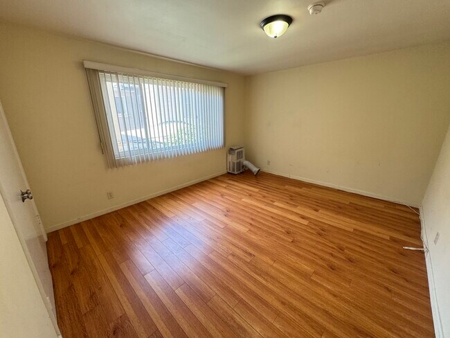 Building Photo - 521 S Manhattan Pl