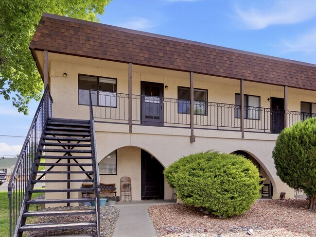 Building Photo - Remodeled 2 Bedroom, 1 Bathroom Apartment- Close to shopping!
