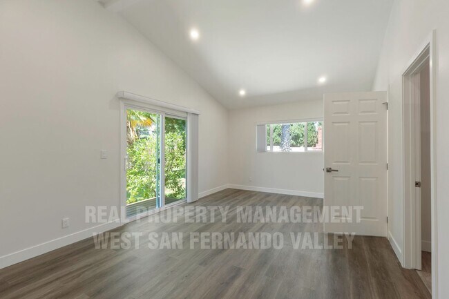 Building Photo - Beautifully Remodeled Single Family Home with Pool