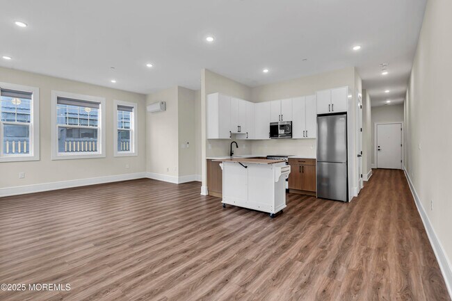 Building Photo - 527 Bangs Ave