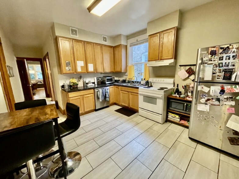 Building Photo - 4242 N Damen Ave