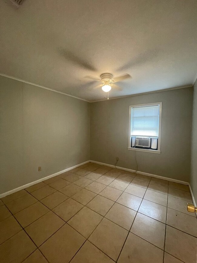 Building Photo - 3 bed 1 bath house