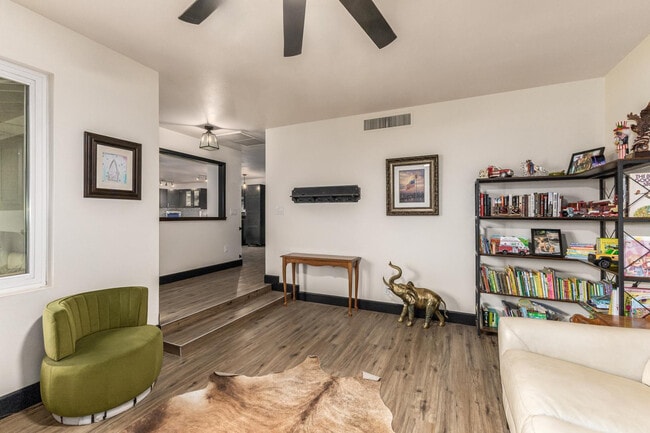 Building Photo - 617 E Ellis Dr