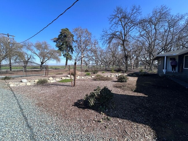 Building Photo - Country home - 3 bed 2 bath!