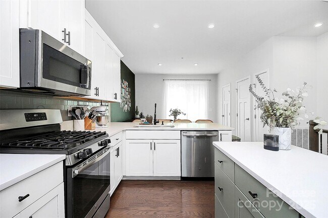 Building Photo - 256 Parkwood Ave