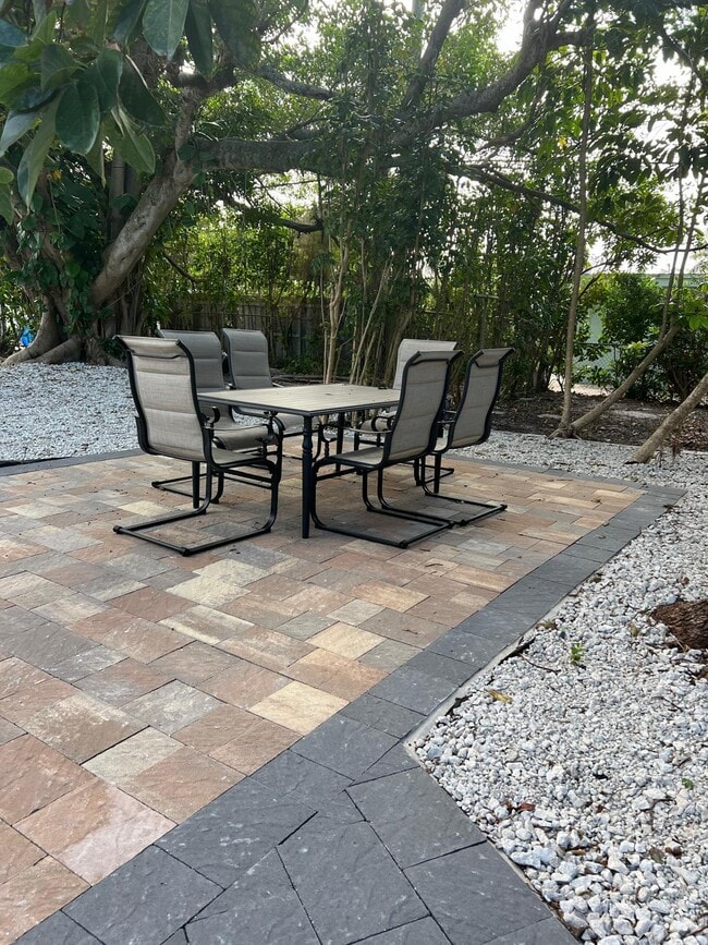 Building Photo - 1211 NE 15th Ave