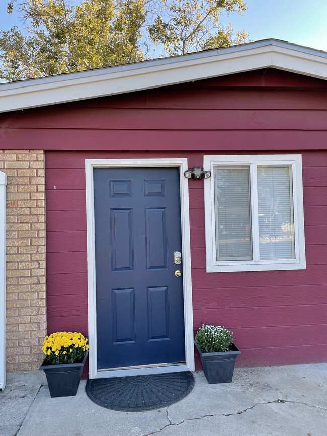 Building Photo - 903 W Linden St