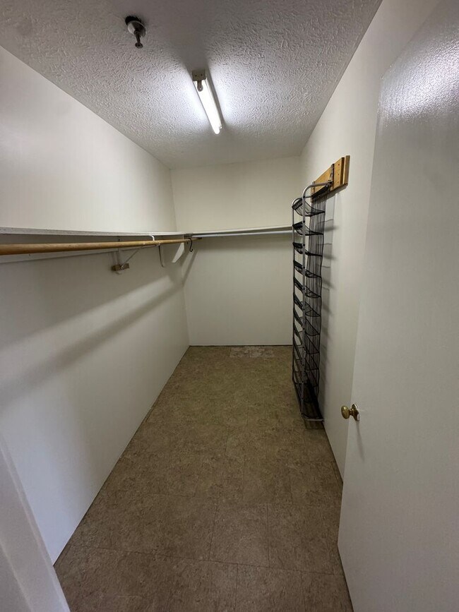 Building Photo - 17 Main St