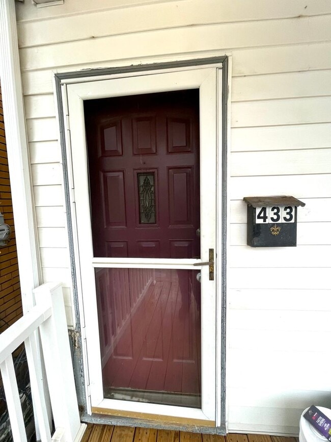 Building Photo - Large House with A/C, deck, updated kitchen, laundry, pet friendly September 1st