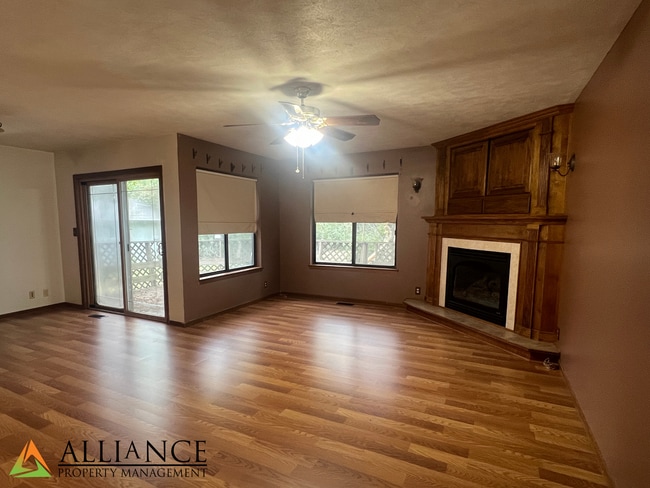Building Photo - Amazing, Spacious Home! Pet Friendly! New ...