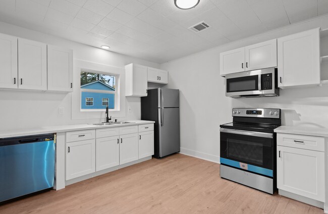 Building Photo - 3 bedroom on large lot