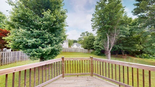 Building Photo - 101 Fairview Lake Way