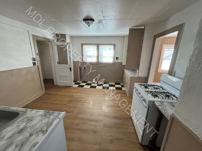 Primary Photo - 2 Bedroom 1 Bath Apartment w/ Basement