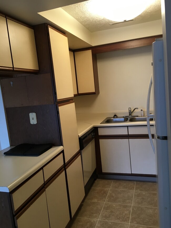 Building Photo - 170 Portage S St