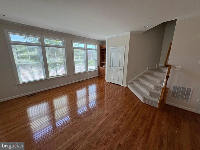 Building Photo - 233 Parkview Ave