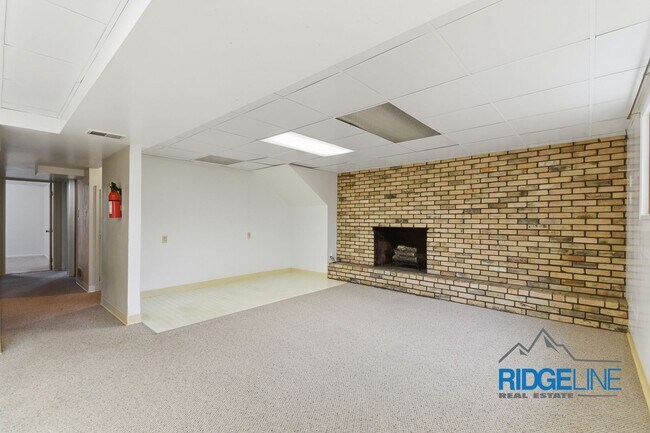 Building Photo - Sunnyside single family home with oversized 2 car garage