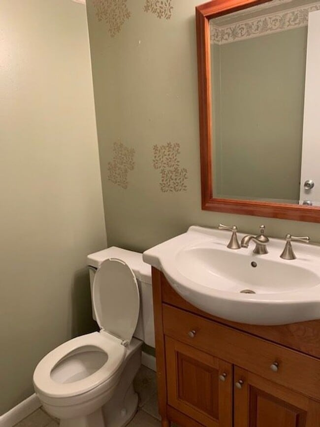 Building Photo - Spacious 3 BR, 2.5 BA townhouse with finis...