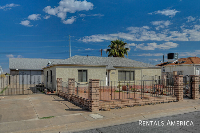 Building Photo - 102 N Cholla St