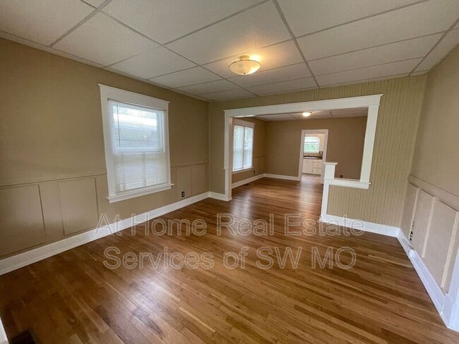 Building Photo - 1104 S Oak Park Dr