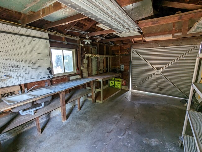 Garage - 3919 NE 67th Ave