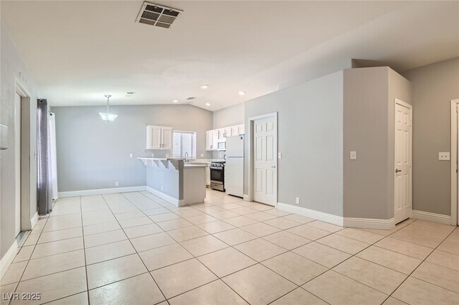 Building Photo - 924 Clubview Dr
